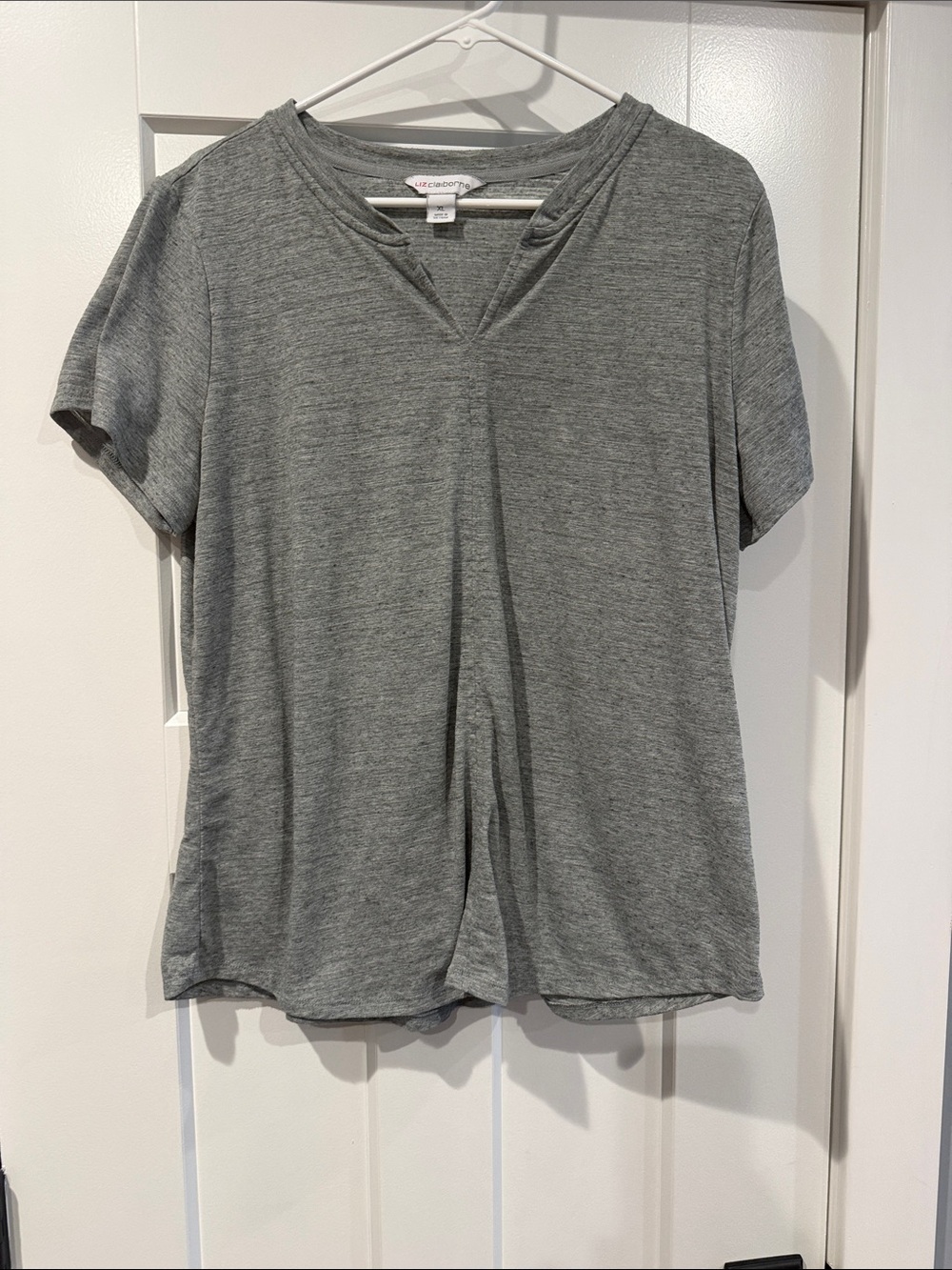 Liz Claiborne Gray Short Sleeve V-Notch Tee